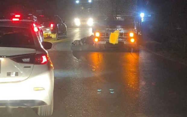 3 người đi xe máy tử vong sau va chạm với xe khách trên quốc lộ 6 - Ảnh 1.