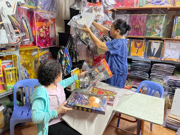 Cận ngày rằm tháng 7, thủ phủ Hàng Mã trầm lắng - Ảnh 1.