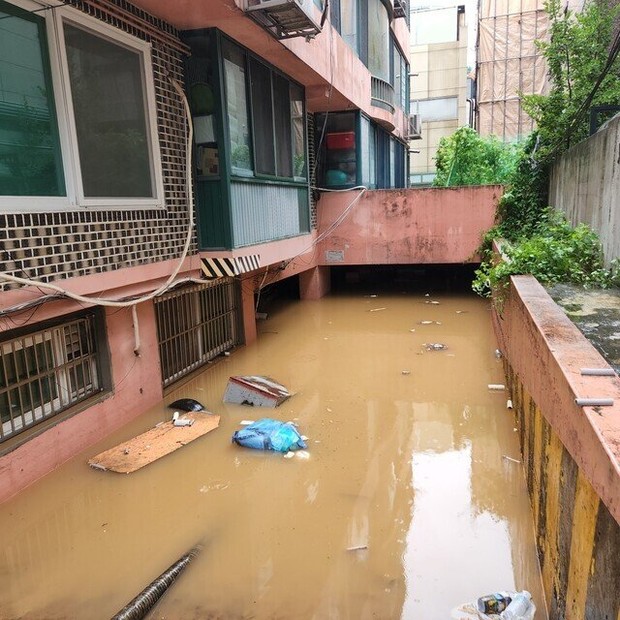 Những câu chuyện thương tâm trong trận mưa lịch sử ở Seoul - Ảnh 1.