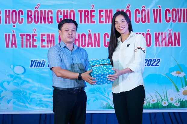 Á hậu Siêu quốc gia 2022 Kim Duyên giản dị từ thiện tại Cần Thơ - Ảnh 1.