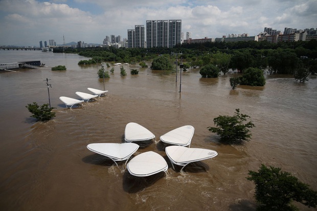 Mưa giảm bớt ở thủ đô Hàn Quốc trong bối cảnh lũ lụt gây thiệt hại nặng nề - Ảnh 3.