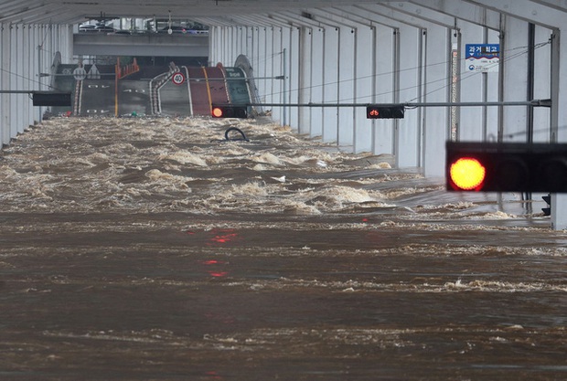 Mưa giảm bớt ở thủ đô Hàn Quốc trong bối cảnh lũ lụt gây thiệt hại nặng nề - Ảnh 4.