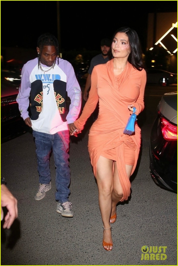 Kylie Jenner gợi cảm đi chơi đêm cùng bạn trai - Ảnh 7.