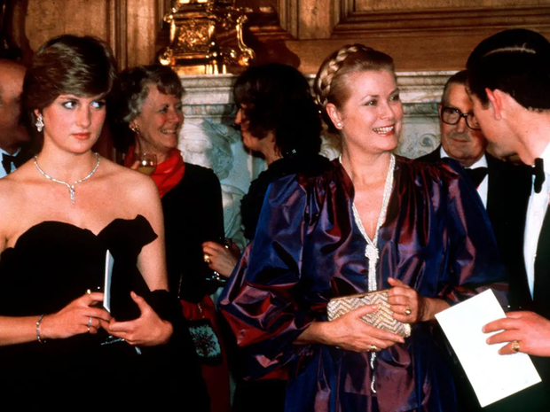 7 bộ đầm đen đẹp nhất của Công nương Diana, nhưng có 1 thiết kế gây tranh cãi - Ảnh 7.