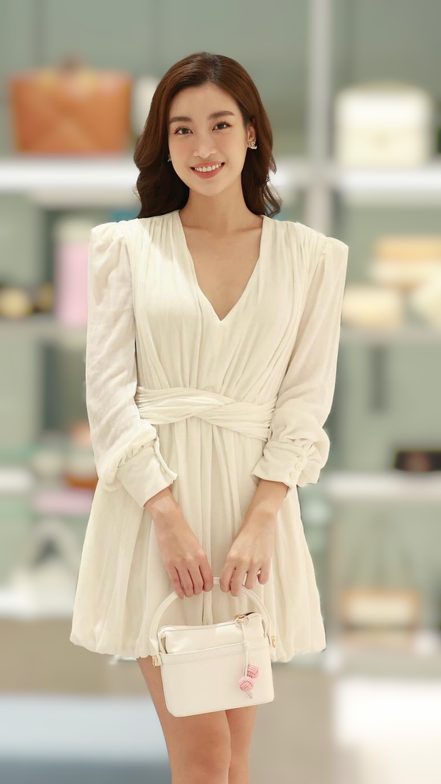 Đỗ Mỹ Linh tái xuất ngọt ngào sau khi được cầu hôn, Hoa hậu Thuỳ Tiên nóng bỏng với áo tắm hoạ tiết - Ảnh 1.