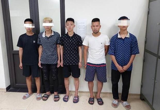 Bắt nhóm thanh niên diễn kịch để cướp tài sản của người đi bộ - Ảnh 1.