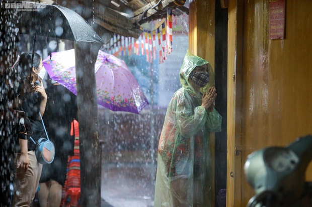 Ảnh: Người Hà Nội đội mưa dự lễ Vu lan ở chùa Phúc Khánh - Ảnh 6.