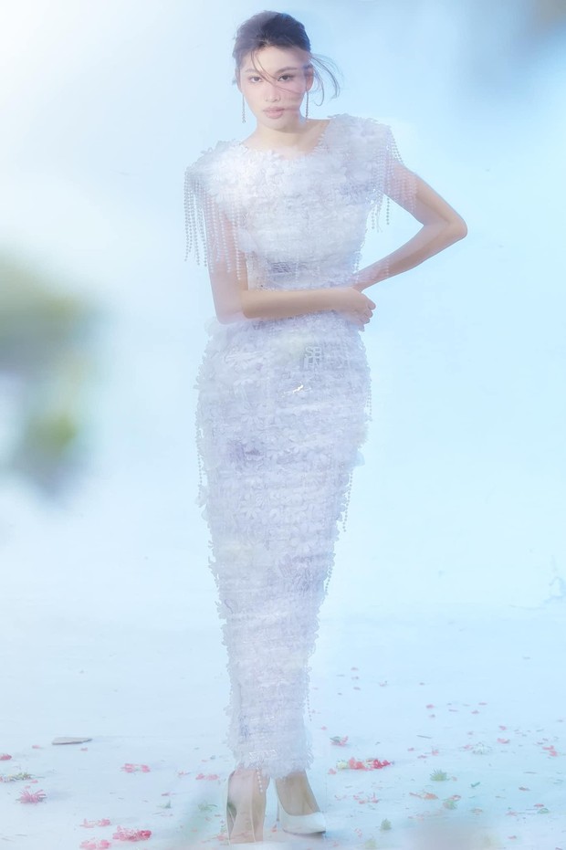 Đỗ Mỹ Linh tái xuất ngọt ngào sau khi được cầu hôn, Hoa hậu Thuỳ Tiên nóng bỏng với áo tắm hoạ tiết - Ảnh 8.