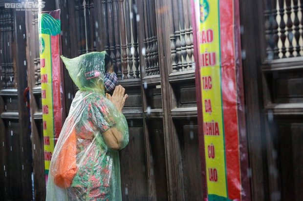 Ảnh: Người Hà Nội đội mưa dự lễ Vu lan ở chùa Phúc Khánh - Ảnh 11.