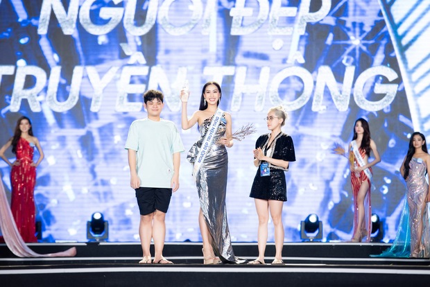 Tổng duyệt Miss World Vietnam 2022 trước giờ G: Lệ Quyên - Hà Hồ và sao đình đám đổ bộ, hé lộ sân khấu hoành tráng - Ảnh 17.