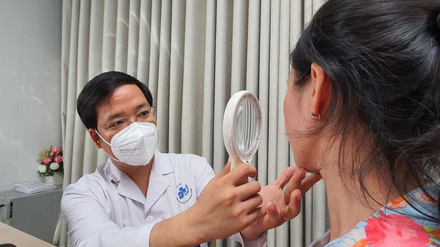 Nhiễm độc corticoid, da mỏng tang sau khi bôi kem trộn chữa nám - Ảnh 1.