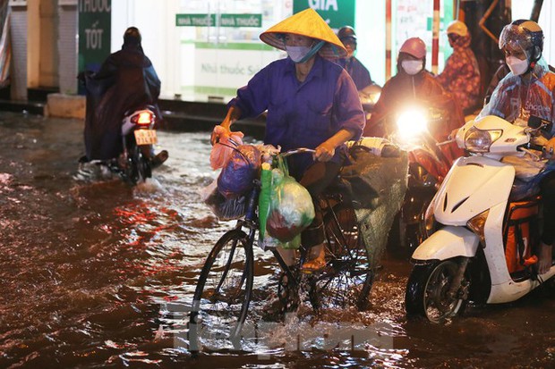 Bão số 2 gây mưa kỷ lục ở Hà Nội - Ảnh 1.