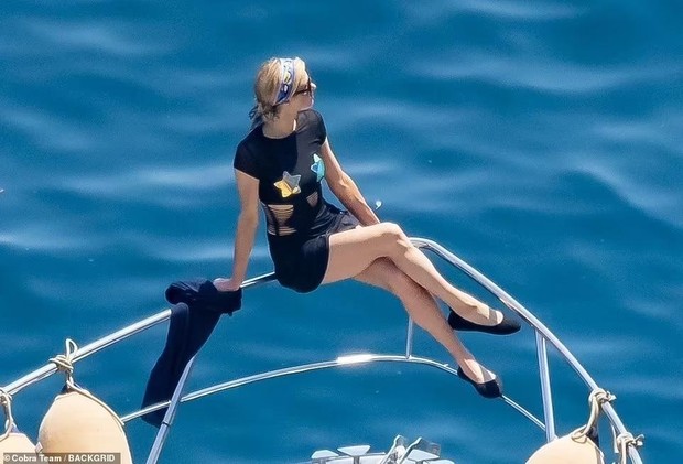 Paris Hilton gây bất ngờ với thân hình cơ bắp, ôm hôn chồng ngọt ngào trên biển - Ảnh 4.