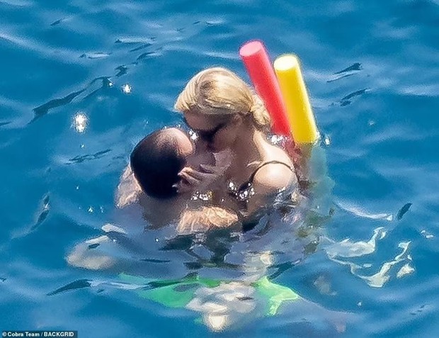 Paris Hilton gây bất ngờ với thân hình cơ bắp, ôm hôn chồng ngọt ngào trên biển - Ảnh 6.