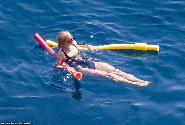 Paris Hilton gây bất ngờ với thân hình cơ bắp, ôm hôn chồng ngọt ngào trên biển - Ảnh 8.