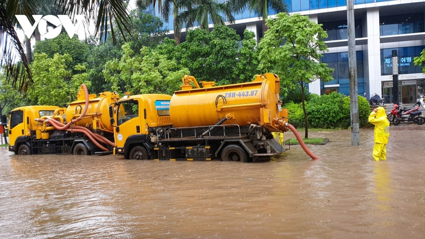 Hàng trăm công nhân dầm mưa thông cống, bơm nước trên đường phố Hà Nội - Ảnh 12.