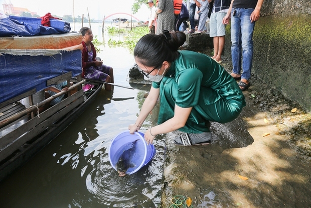 Hàng trăm người dân TP.HCM đến chùa thả cá phóng sinh ngày Vu Lan báo hiếu - Ảnh 13.