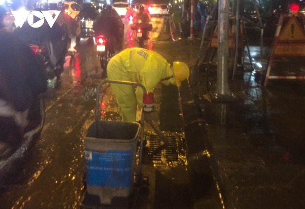 Hàng trăm công nhân dầm mưa thông cống, bơm nước trên đường phố Hà Nội - Ảnh 3.