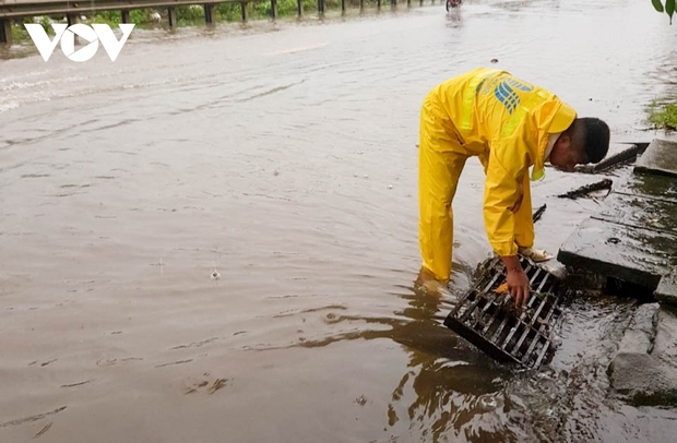 Hàng trăm công nhân dầm mưa thông cống, bơm nước trên đường phố Hà Nội - Ảnh 4.