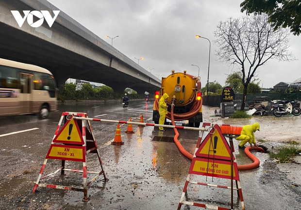 Hàng trăm công nhân dầm mưa thông cống, bơm nước trên đường phố Hà Nội - Ảnh 10.