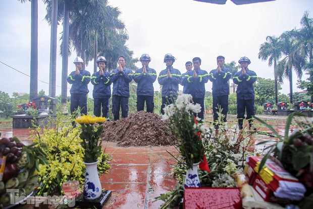 Đồng đội thắp hương tri ân 3 liệt sĩ cảnh sát PCCC ngày Rằm tháng 7 - Ảnh 10.