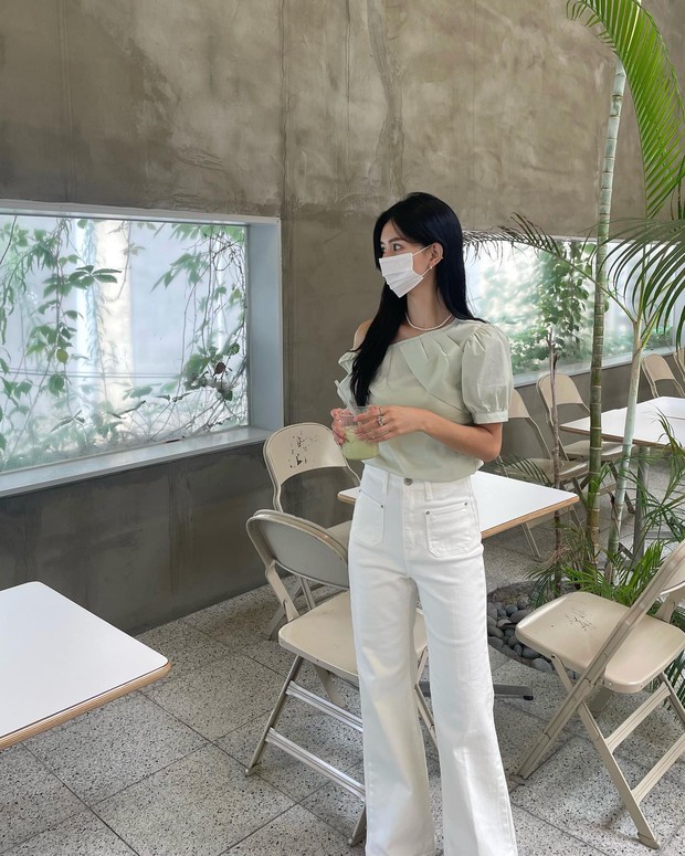 12 cách diện áo trễ vai từ phụ nữ Hàn vừa sang vừa thanh lịch - Ảnh 10.