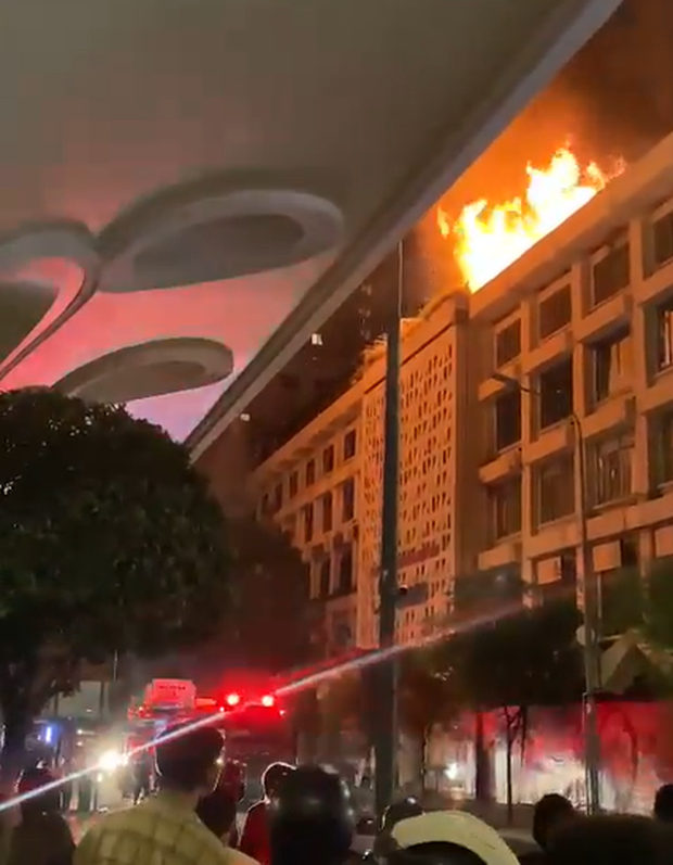  TP.HCM: Cháy lớn kèm tiếng nổ trên sân thượng tòa nhà Seaprodex  - Ảnh 2.