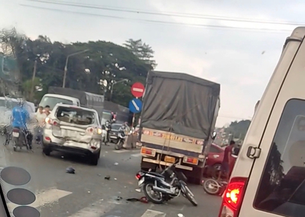 Xe tải tông hàng loạt ô tô, xe máy ở Đồng Nai: Các xe đang dừng chờ qua đường - Ảnh 2.