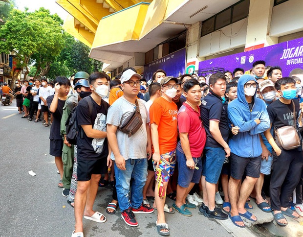 Xếp hàng mua vé trận siêu kinh điển Hà Nội - Hoàng Anh Gia Lai, giá vé chợ đen tăng gấp 3-5 lần - Ảnh 2.