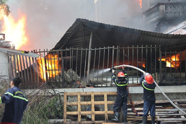  Hà Nội: Cháy lớn lúc rạng sáng tại căn biệt thự ở quận Hoàng Mai - Ảnh 3.