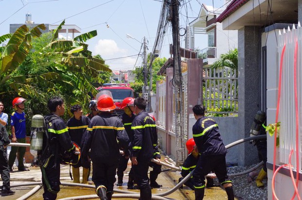 Ninh Thuận: Cháy lớn trong căn nhà 2 tầng, 3 nạn nhân vẫn còn kẹt bên trong - Ảnh 3.