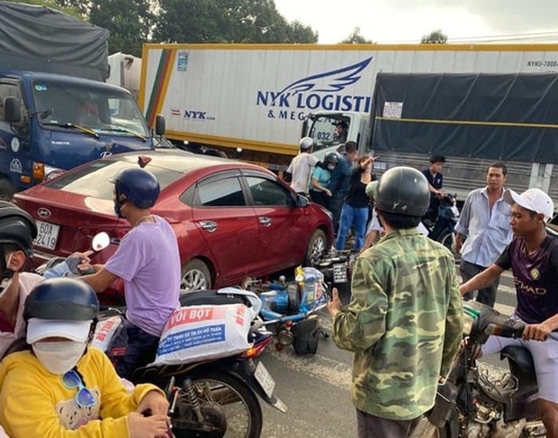 Xe tải tông hàng loạt ô tô, xe máy ở Đồng Nai: Các xe đang dừng chờ qua đường - Ảnh 3.