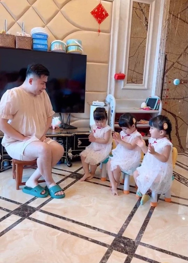 Father teaches 3 daughters how to sit like a princess - Photo 6.