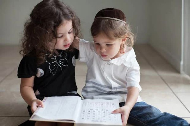 Vì sao bố mẹ người Do Thái không bao giờ hỏi “Hôm nay con đã học gì trên trường?” - Ảnh 2.