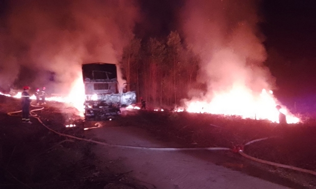 Quảng Bình: Xe tải đang chở 10 tấn gỗ bị cháy trơ khung - Ảnh 1.