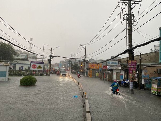 TP.HCM: Mưa lớn kéo dài suốt nhiều giờ gây ngập lụt nghiêm trọng tại các tuyến đường - Ảnh 2.