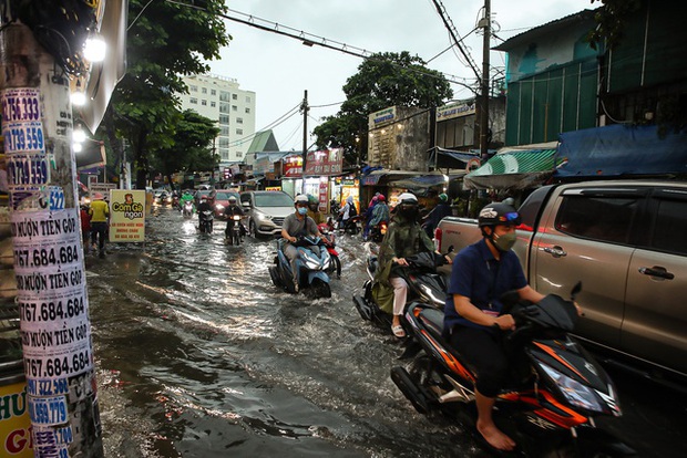 TP.HCM: Mưa lớn kéo dài suốt nhiều giờ gây ngập lụt nghiêm trọng tại các tuyến đường - Ảnh 17.