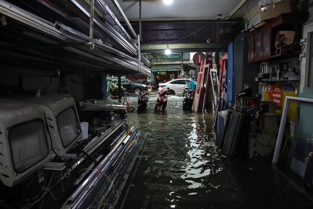 TP.HCM: Mưa lớn kéo dài suốt nhiều giờ gây ngập lụt nghiêm trọng tại các tuyến đường - Ảnh 21.