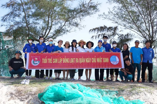 Người phụ nữ Hà Nội cùng con bỏ phố về biển dọn rác, thành lập nhóm tình nguyện khoác màu áo mới cho biển - Ảnh 3.