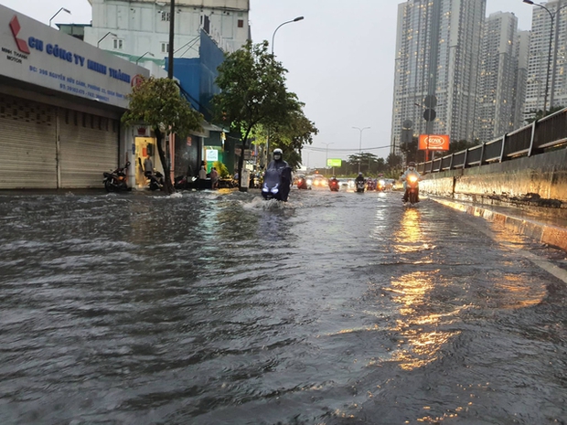 TP.HCM: Mưa lớn kéo dài suốt nhiều giờ gây ngập lụt nghiêm trọng tại các tuyến đường - Ảnh 9.