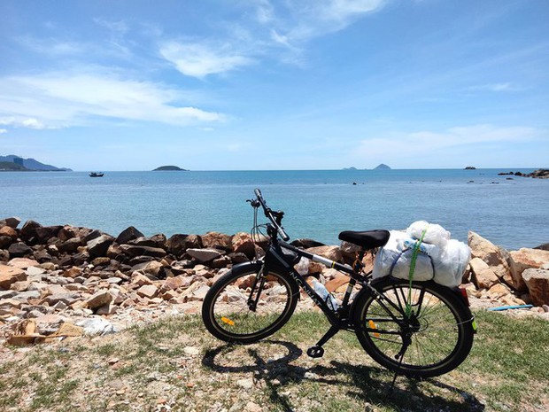 Nhà du khảo 61 tuổi một mình đạp xe 1.800km từ Bắc vào Nam: Đi để thấy Việt Nam mình tươi đẹp - Ảnh 2.