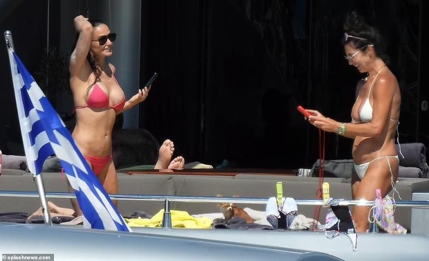 Demi Moore 60 tuổi vẫn quyến rũ khó cưỡng với bikini bé xíu - Ảnh 1.