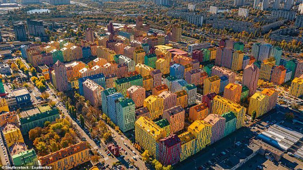Thị trấn Lego siêu độc lạ sặc sỡ sắc màu, bước vào có cảm giác lạc vào thế giới đồ chơi khổng lồ - Ảnh 2.