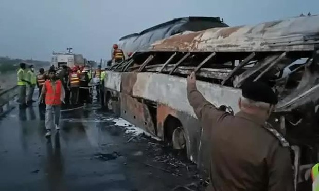 Xe buýt đâm xe bồn ở Pakistan, 20 người bị thiêu sống - Ảnh 1.