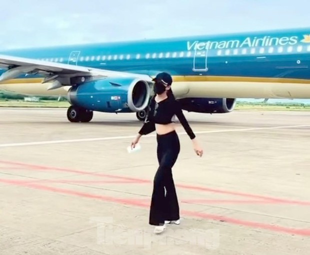 Cấm bay nữ hành khách nhún nhảy quay clip sống ảo ở phi trường - Ảnh 1.