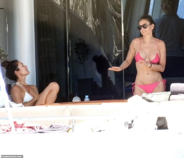 Demi Moore 60 tuổi vẫn quyến rũ khó cưỡng với bikini bé xíu - Ảnh 4.