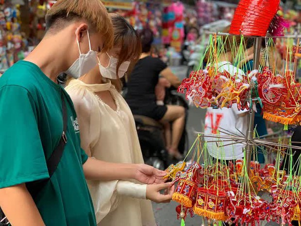 Phố Hàng Mã nhuộm đỏ trước thềm trung thu: Đồ chơi, đồ trang trí cực đa dạng, giá chỉ từ 15.000 VNĐ - Ảnh 9.