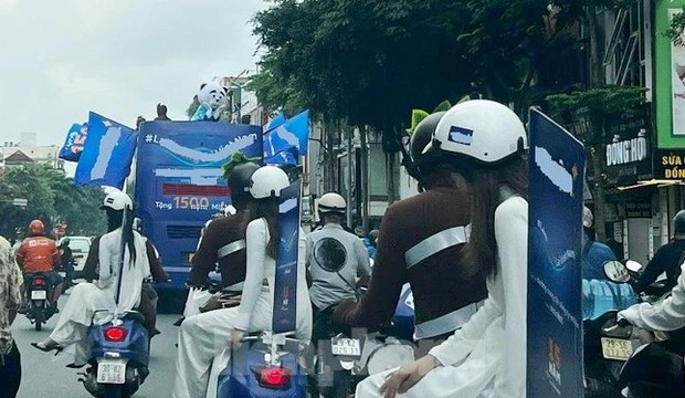 Xe khách trùm kín quảng cáo diễu phố: Sở Văn hóa và CSGT Hà Nội nói gì? - Ảnh 2.
