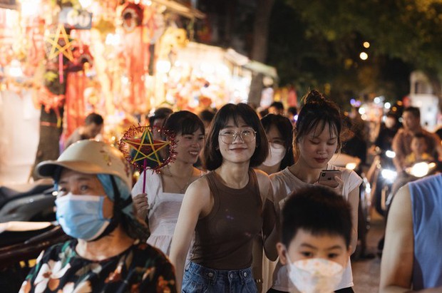 Photo: The center of Hanoi begins to be filled with the Mid-Autumn Festival atmosphere - Photo 2.