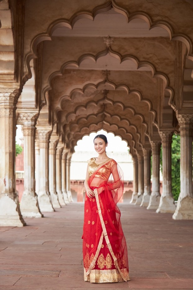 Á hậu Thủy Tiên đẹp cuốn hút trong trang phục truyền thống của phụ nữ Ấn Độ - Ảnh 1.